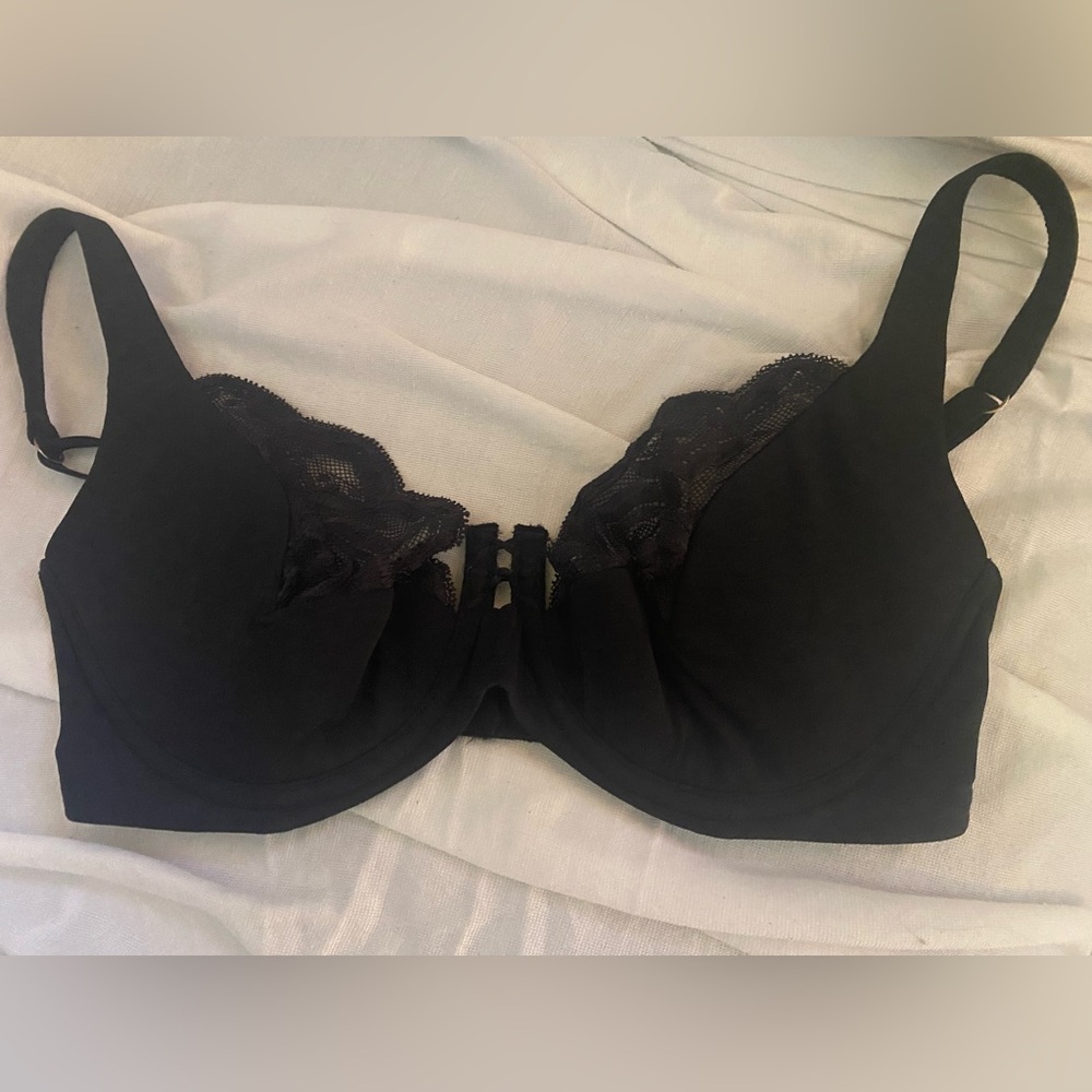 Victoria’s Secret 34D lace low-cut bra